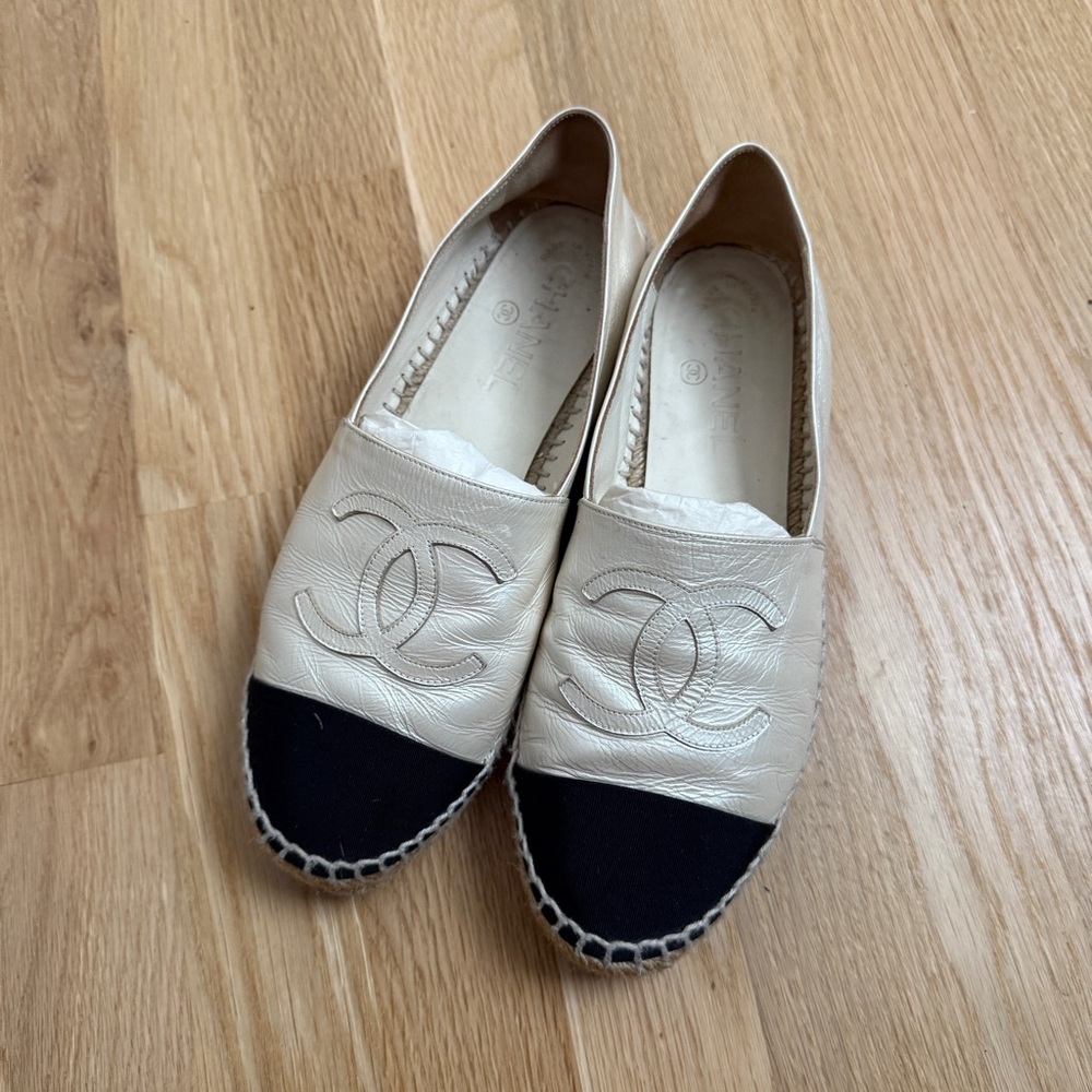 CHANEL Cream and Black Espadrille Flats with Quilted Design